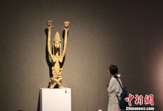 圖為人們參觀“生命之靈——非洲雕刻藝術(shù)精品展”?！≮w曉 攝