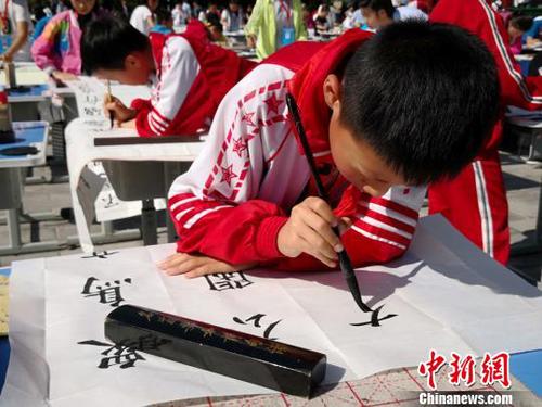 蘭州市中小學(xué)生現(xiàn)場(chǎng)揮毫潑墨。(資料圖) 劉薛梅 攝