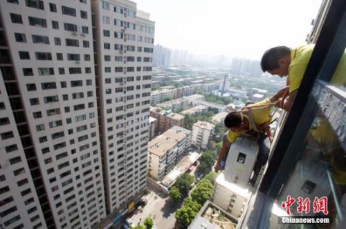 資料圖：在山西太原，空調(diào)安裝工程師頂著酷暑高溫，為市民安裝空調(diào)。<a target='_blank' href='http://www.chinanews.com/'>中新社</a>記者 張云 攝