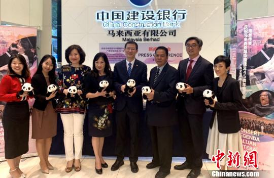 克勞迪婭？楊(左三)和主辦方、承辦方嘉賓共同推介音樂會(huì)?！￡悙?攝