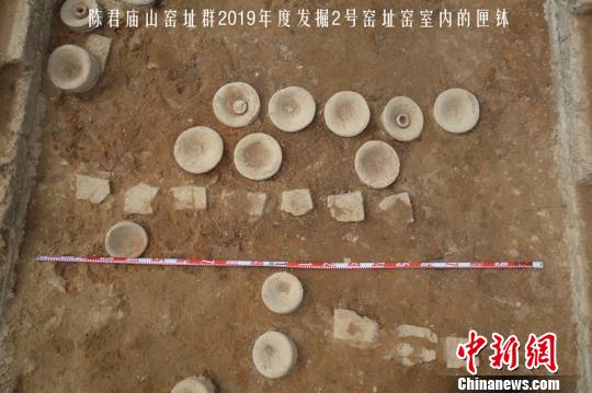 圖為Y2窯內(nèi)匣缽。寧波市文物考古研究所提供