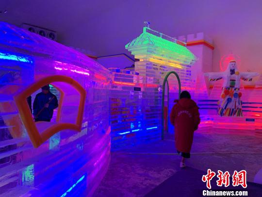 山西長(zhǎng)治通天峽景區(qū)國(guó)際冰雕邀請(qǐng)賽開(kāi)幕，七彩城冰雪藝術(shù)館正式開(kāi)園迎客。　劉小紅 攝