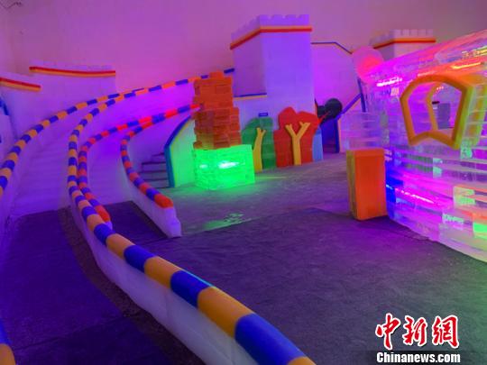 通天峽景區(qū)七彩城冰雪藝術(shù)館歷經(jīng)三個(gè)多月籌備，總投資800萬(wàn)元，建設(shè)總面積800平米?！⑿〖t 攝