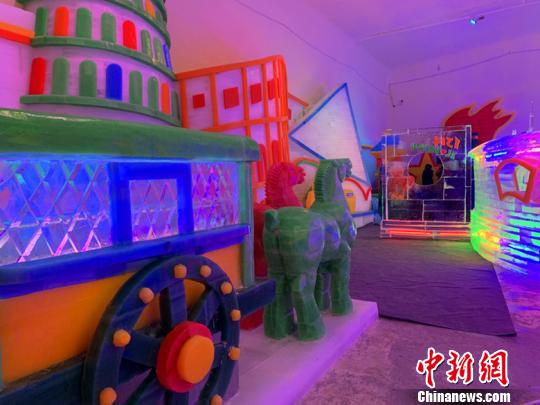 館內(nèi)主要景觀分為五個(gè)區(qū)域，包括歡喜琴聲、快樂(lè)滑道、長(zhǎng)城流星、冰雪薩滿、水晶馬車、印象羅馬、七彩天壇等近20處冰雪景觀?！⑿〖t 攝