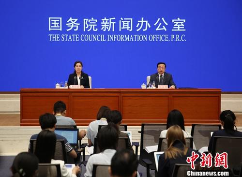 7月15日，國務(wù)院新聞辦公室舉行新聞發(fā)布會(huì)，國家統(tǒng)計(jì)局國民經(jīng)濟(jì)綜合統(tǒng)計(jì)司司長、新聞發(fā)言人毛盛勇介紹2019年上半年國民經(jīng)濟(jì)運(yùn)行情況，初步核算，上半年中國國內(nèi)生產(chǎn)總值450933億元，按可比價(jià)格計(jì)算，同比增長6.3%。<a target='_blank' href='http://www.chinanews.com/'>中新社</a>記者 楊可佳 攝