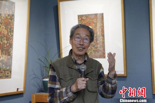圖為西藏美協(xié)顧問、著名畫家余友心談西藏宗教壁畫歷史發(fā)展?！≮w朗 攝