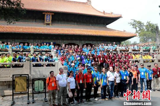 7月23日，參加“同心同根萬里行2019”的香港14家青少年制服團體成員在山東曲阜孔廟大成殿前合影?！×籂?攝