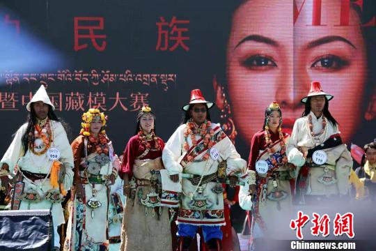 圖為參加藏模大賽的選手?！≮w凜松 攝