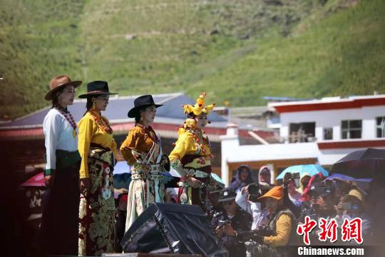圖為參加藏模大賽的選手進行服飾展示?！≮w凜松 攝