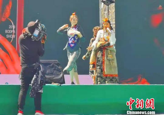 圖為參加藏模大賽的選手在舞臺上展示服飾。　古月 攝