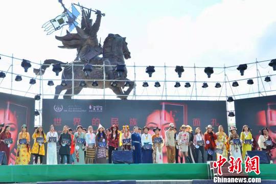 圖為進入復(fù)賽的參賽選手合影留念?！◆?shù)り?攝