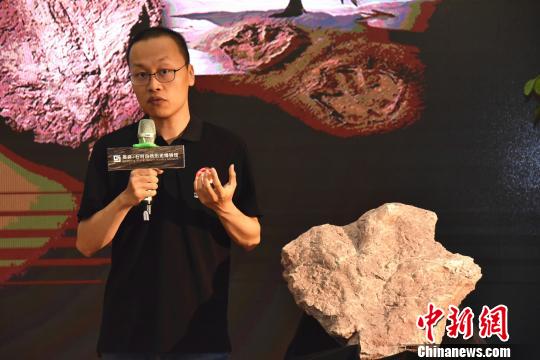 中國地質大學(北京)副教授邢立達介紹霸王龍足跡?！￡慅埳?攝