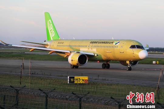 中國(guó)商飛C919大型客機(jī)104架機(jī)在上海浦東國(guó)際機(jī)場(chǎng)滑行道上滑行。　殷立勤 攝