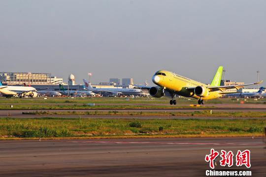 中國(guó)商飛C919大型客機(jī)104架機(jī)于5時(shí)32分從上海浦東國(guó)際機(jī)場(chǎng)第四跑道起飛?！∫罅⑶?攝