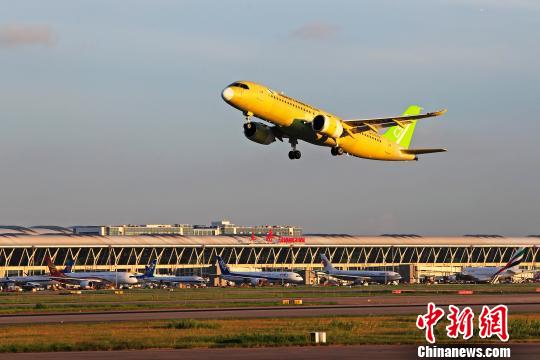中國(guó)商飛C919大型客機(jī)104架機(jī)于5時(shí)32分從上海浦東國(guó)際機(jī)場(chǎng)第四跑道起飛?！∫罅⑶?攝