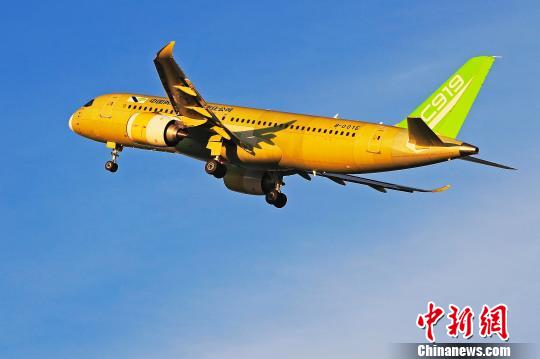 中國(guó)商飛C919大型客機(jī)104架機(jī)于5時(shí)32分從上海浦東國(guó)際機(jī)場(chǎng)第四跑道起飛?！∫罅⑶?攝