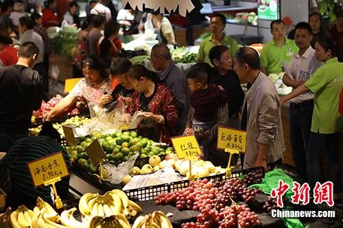 資料圖：消費者選購水果蔬菜。<a target='_blank' href='http://www.chinanews.com/'>中新社</a>記者 泱波 攝