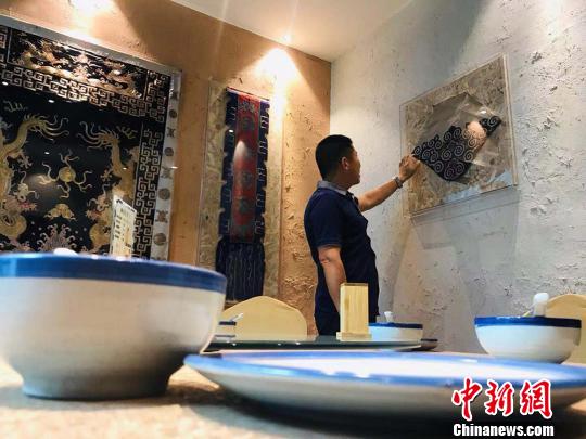李維東在“老物件包廂”內(nèi)介紹“隴銹”作品?！“瑧c龍 攝