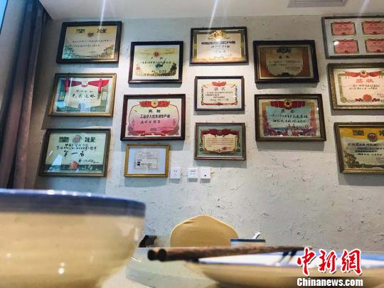 圖為“博物館餐廳”內(nèi)布設(shè)的上世紀(jì)獎狀?！“瑧c龍 攝