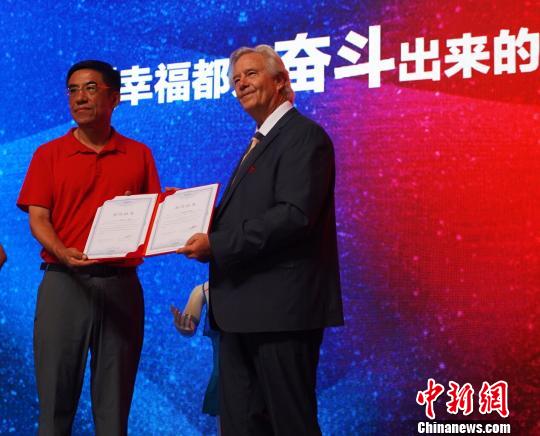 圖為英國(guó)文化學(xué)院與通遼市簽訂合作協(xié)議?！≮w晗 攝