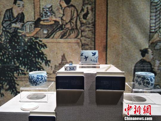 “景德鎮(zhèn)宋元明清花器瓷展”在廣東東莞市袁崇煥紀念園開展。圖為展出花器瓷文物精品 李映民 攝