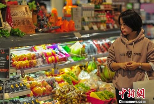 10月16日，一名消費(fèi)者在超市選購(gòu)商品。據(jù)中國(guó)國(guó)家統(tǒng)計(jì)局網(wǎng)站消息，中國(guó)國(guó)家統(tǒng)計(jì)局發(fā)布9月份全國(guó)居民消費(fèi)價(jià)格指數(shù)(CPI)和工業(yè)生產(chǎn)者出廠價(jià)格指數(shù)(PPI)數(shù)據(jù)。其中，CPI同比上漲2.5%，PPI同比上漲3.6%。<a target='_blank' href='http://www.chinanews.com/'>中新社</a>記者 于海洋 攝