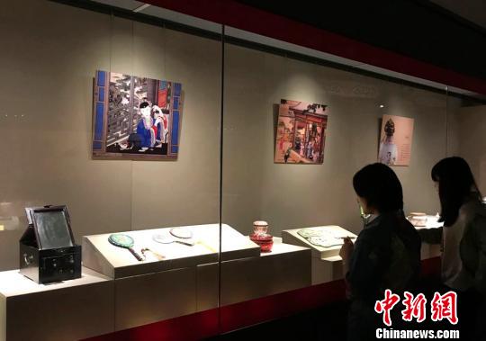 參觀者欣賞清代宮廷生活用品?！∴囅?攝