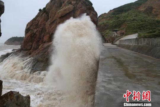 圖為臺風來臨前的溫嶺石塘金沙灘?！〗鹪茋?攝