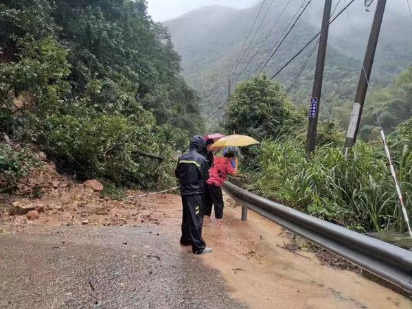 寧?？h澄深村支書(shū)張林恩攙扶吳菊芳走過(guò)塌方點(diǎn)