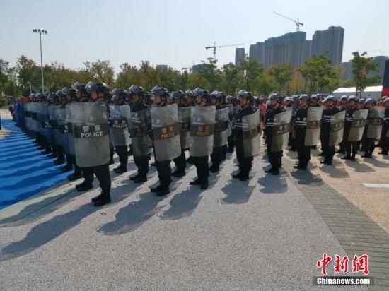 8月12日，公安部組織全國公安機(jī)關(guān)在154個城市同步開展以“銷槍爆 除禍患 保大慶 護(hù)民安”為主題的集中統(tǒng)一銷毀活動，對去年以來全國公安機(jī)關(guān)收繳和群眾主動上繳的氣槍、獵槍等10.7萬支非法槍支及一大批炸藥、雷管等爆炸物品進(jìn)行集中安全銷毀，切實消除社會治安隱患。張子揚 攝