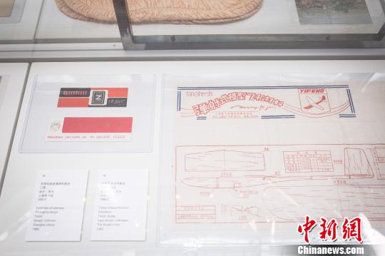 1980年的彈射式模型飛機材料等老物件展示?！⌒煦y 攝