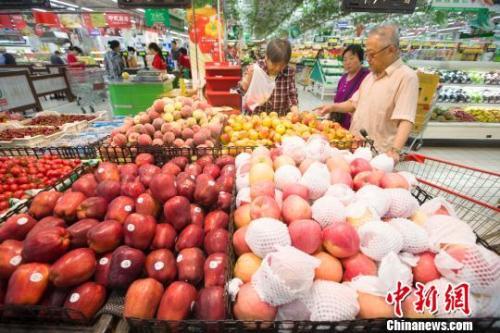 資料圖：民眾在超市選購水果?！堅?攝