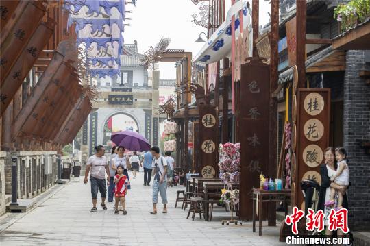 圖為精心打造的魏家坡仿古商業(yè)街?！⊥跬?攝