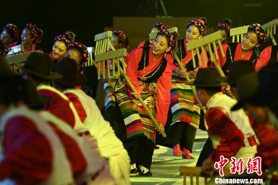 圖為開(kāi)幕式現(xiàn)場(chǎng)西藏原生態(tài)舞蹈表演《守望豐收》。　何蓬磊 攝