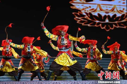 圖為開(kāi)幕式晚會(huì)現(xiàn)場(chǎng)獨(dú)具藏民族特色的表演?！『闻罾?攝