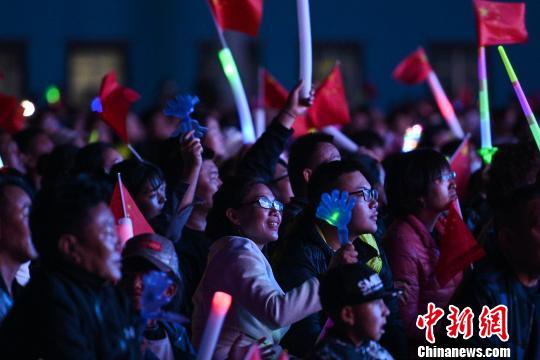圖為當(dāng)?shù)孛癖娪^看演出?！『闻罾?攝
