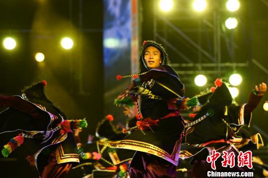 圖為開(kāi)幕式現(xiàn)場(chǎng)西藏原生態(tài)舞蹈表演《歡樂(lè)的牧人》?！『闻罾?攝