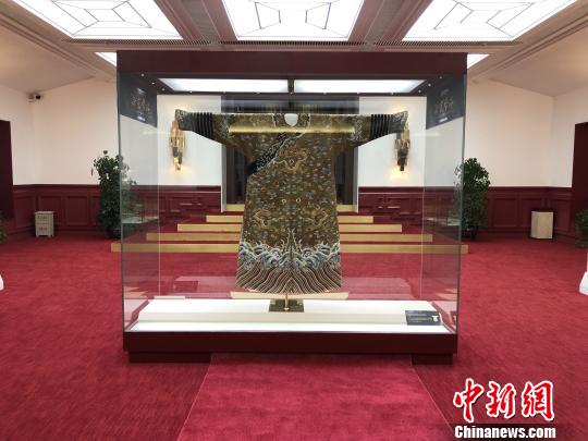 偽滿皇宮博物院“皇宮劇場”展示的龍袍 呂盛楠 攝