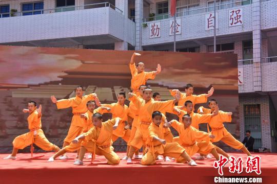 泉州少林寺武僧團(tuán)展現(xiàn)“少林雄風(fēng)”?！￡慅埳?攝