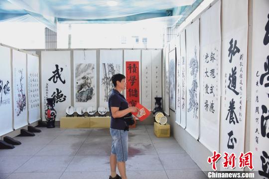 “養(yǎng)心觀德”文化藝術(shù)展展出眾多名家字畫，詮釋“文武雙全”?！￡慅埳?攝