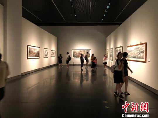 18日，“云月八千里——江明賢墨彩巡回展”在位于南京的江蘇省美術(shù)館新館開展?！≈鞎苑f 攝