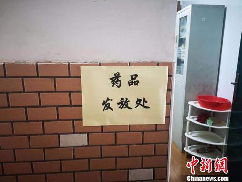 臨時安置點內的藥品發(fā)放處?！∠滦?攝