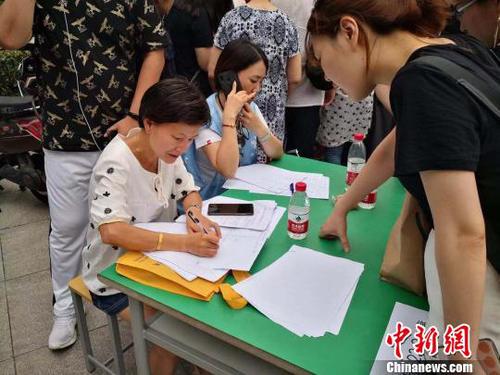 工作人員對轉移群眾逐一登記。　下宣 攝