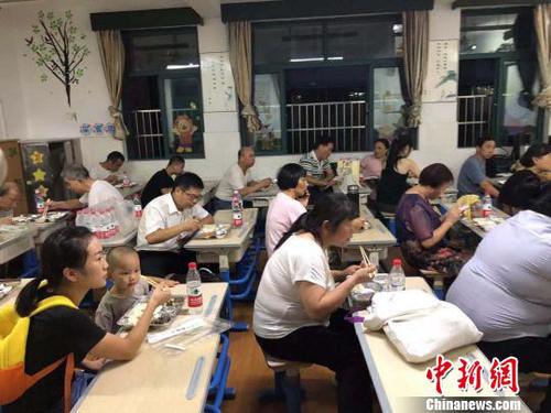 臨時安置點內的民眾。　下宣 攝