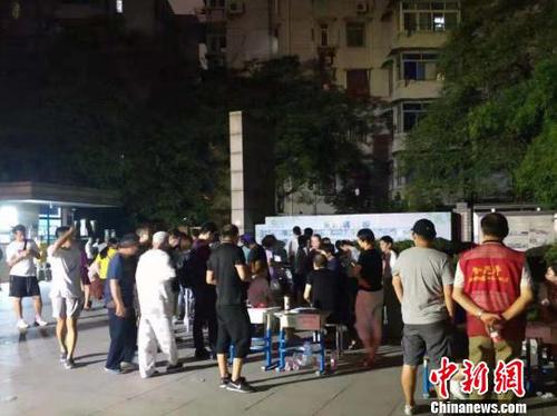臨時安置點現(xiàn)場?！∠滦?攝