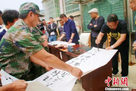 湖南辰溪丹山村200余家庭共享家訓?！⒈緯?攝