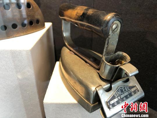 老上海三零年代生活物件主題展展品——電燙斗?！⌒烀黝?攝