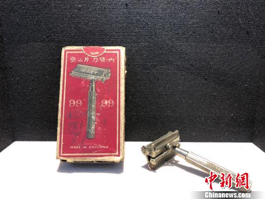 老上海三零年代生活物件主題展展品——刮胡刀。　徐明睿 攝