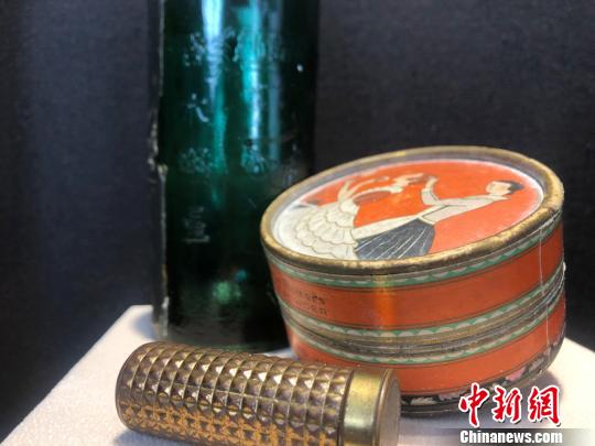 老上海三零年代生活物件主題展展品——護膚品?！⌒烀黝?攝