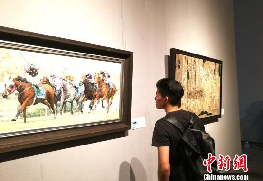 第十三屆全國(guó)美術(shù)作品展覽港澳臺(tái)·海外華人邀請(qǐng)作品展在廣州開幕 郭軍 攝